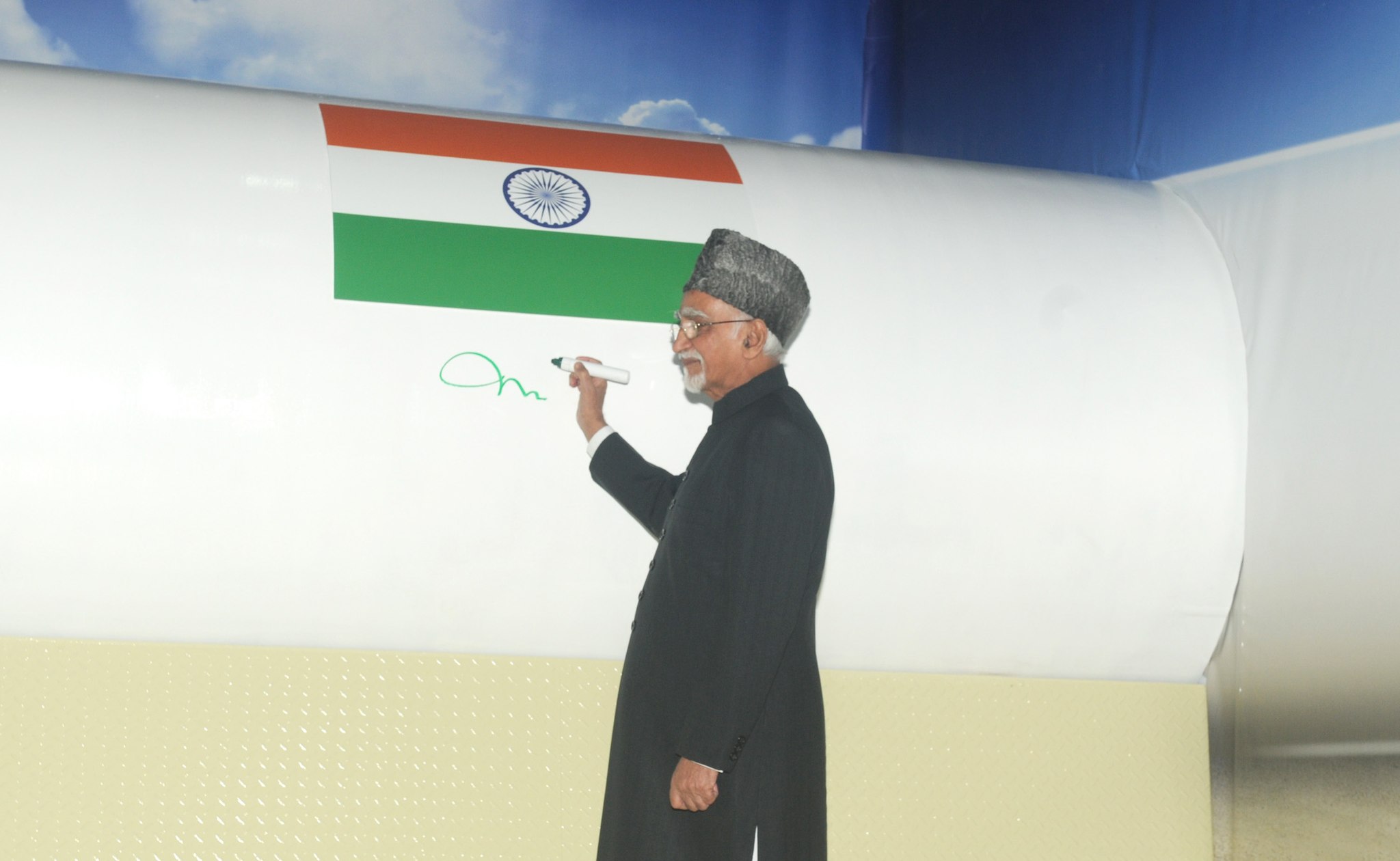 former indian vice president Mohammad Hamid Ansari signing TAPI pipeline